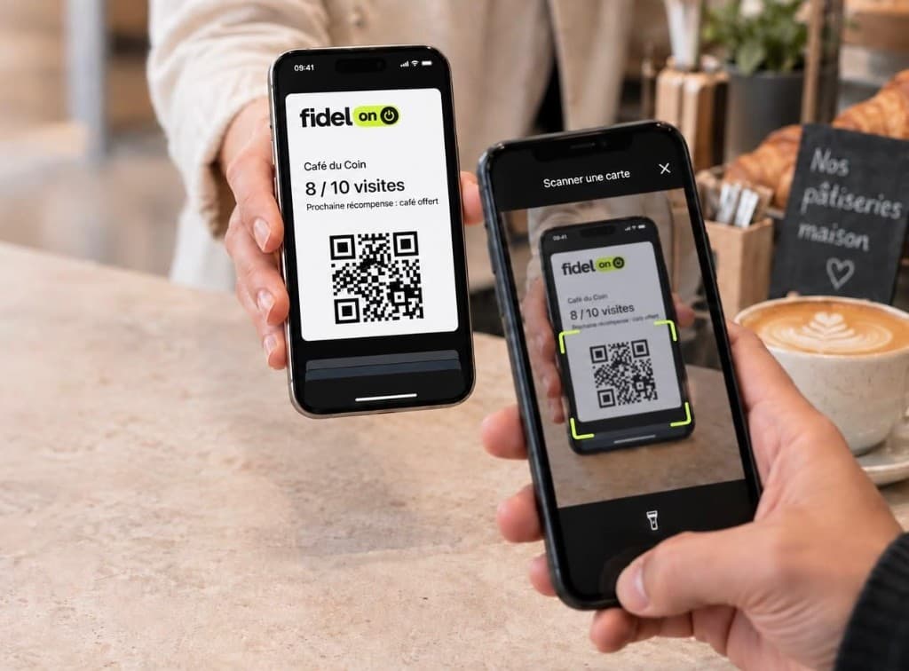 Au comptoir, un client présente sa carte Fidelon et le commerçant la scanne.